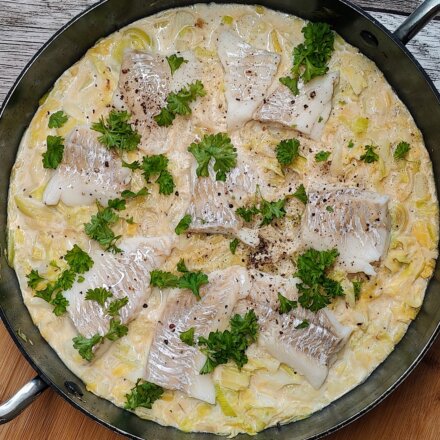 Torsk med porrer og spidskål i flødesauce