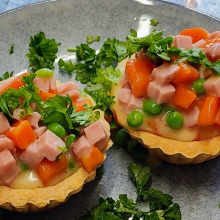 Tarteletter med skinke, gulerødder og ærter