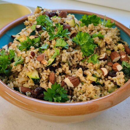 Bulgursalat med squach og mandler