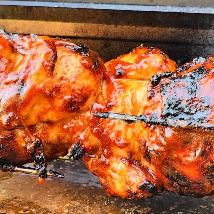 Grillet kylling på rotisseri med BBQ