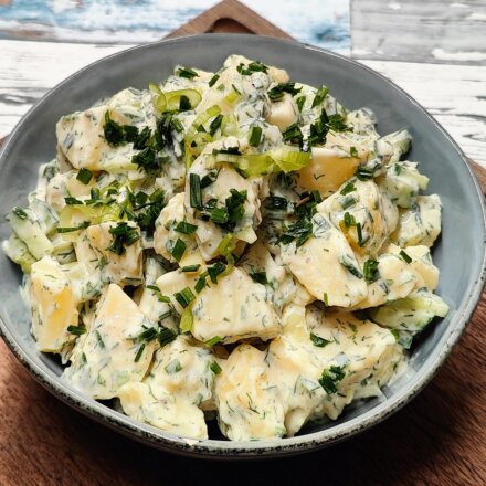 Kartoffelsalat med skyr og friske krydderurter