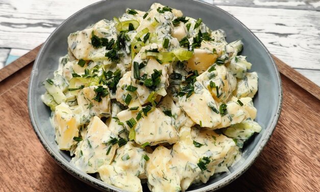 Kartoffelsalat med skyr og friske krydderurter