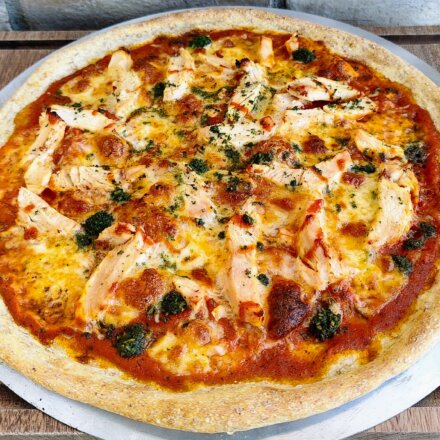 Pizza med kylling, hvidløg og chili