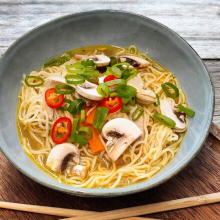 Kyllinge- og nudelsuppe