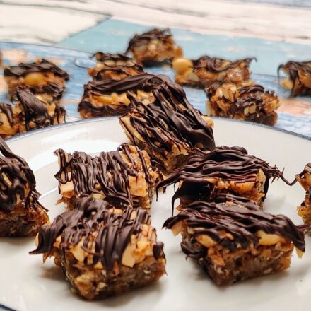 Dadelsnack med peanuts og chokolade