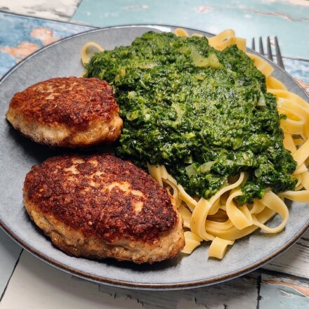 Kyllingefrikadeller med stuvet spinat og tagliatelle