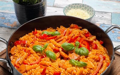Fusilli med røget medister og peberfrugt