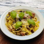 Fettuccine med salsiccia og grøntsager
