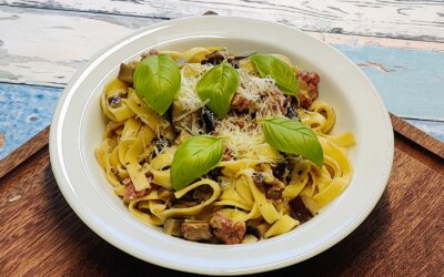Fettuccine med salsiccia og grøntsager