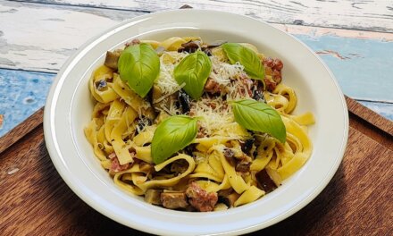 Fettuccine med salsiccia og grøntsager