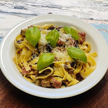 Fettuccine med salsiccia og grøntsager