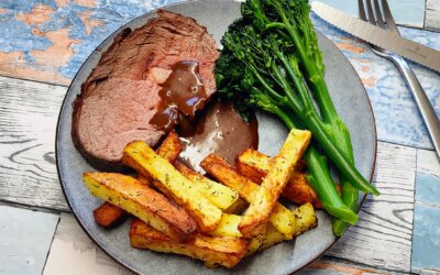 Marmoreret oksefilet med fritter og dampet broccoli