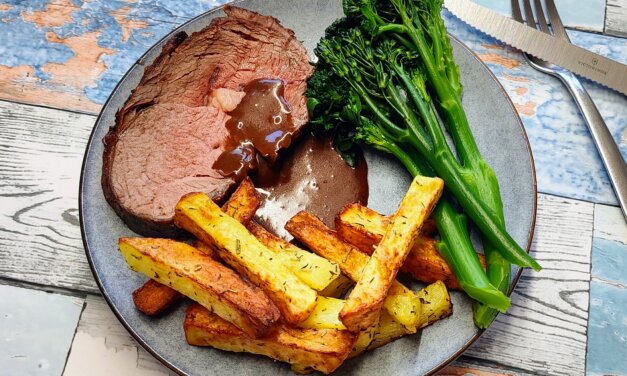 Marmoreret oksefilet med fritter og dampet broccoli