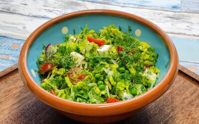Dildsalat med ærter og tomat