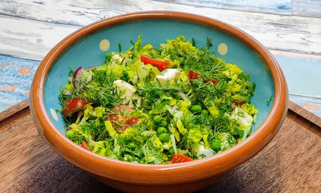 Dildsalat med ærter og tomat