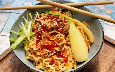 Nudler med hakket svinekød og grøntsager