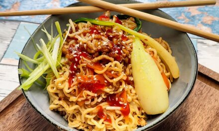 Nudler med hakket svinekød og grøntsager