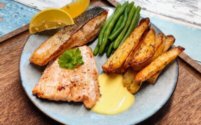 Stegt laks med kartofler og grønt