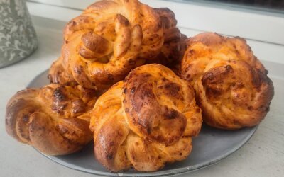 Pizzasnurrer med rød pesto – nem og lækker snack til madpakke og tapas