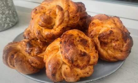 Pizzasnurrer med rød pesto – nem og lækker snack til madpakke og tapas