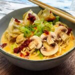 Spicy nudelsuppe med gyoza