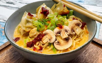 Spicy nudelsuppe med gyoza – Cremet, krydret og fyldt med smag