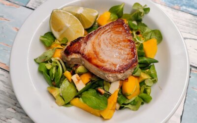 Tunbøffer med mangosalat
