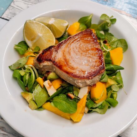 Tunbøffer med mangosalat