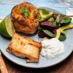 Hellefisk med bagekartofler og avocadosalat