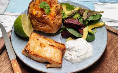 Hellefisk med bagekartofler og avocadosalat