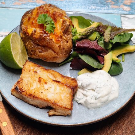 Hellefisk med bagekartofler og avocadosalat