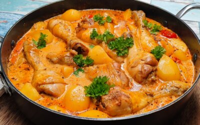 One pot med kyllingelår og kartofler – nem og cremet hverdagsret i én gryde