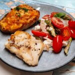 Hvid fisk med gratinerede bagekartofler og tomatsalat