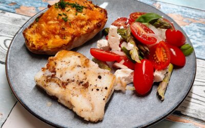Hvid fisk med gratinerede bagekartofler og tomatsalat – nem og sund hverdagsret