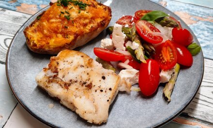 Hvid fisk med gratinerede bagekartofler og tomatsalat – nem og sund hverdagsret