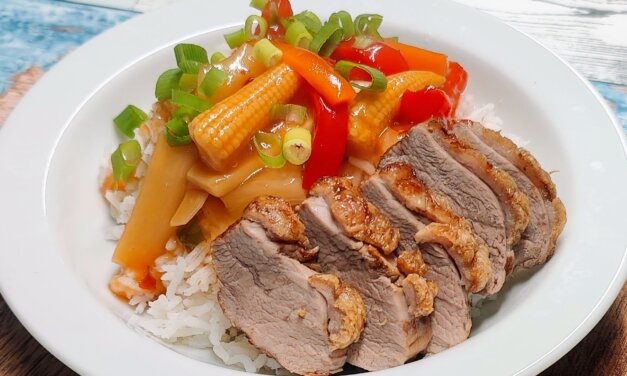 Sprødstegt andebryst med sur-sød sauce – nem opskrift på klassisk anderet