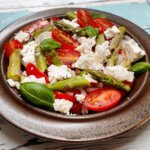 Tomatsalat med grønne asparges og feta