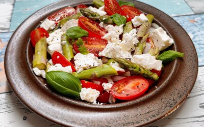 Tomatsalat med grønne asparges og feta