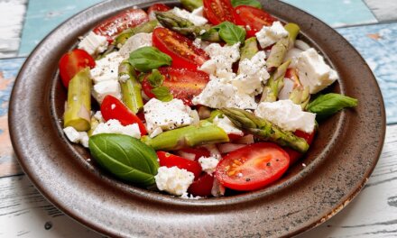 Tomatsalat med grønne asparges og feta