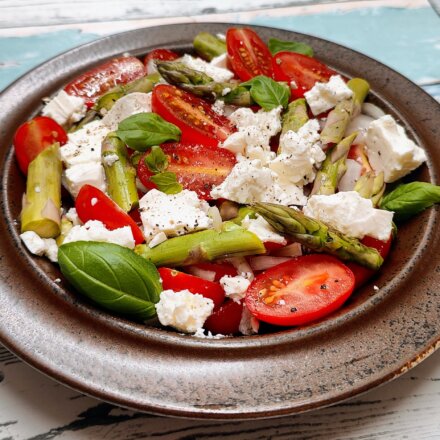 Tomatsalat med grønne asparges og feta