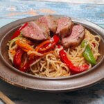 Nudler med and og mangochutney