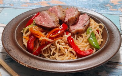 Nudler med and og mangochutney