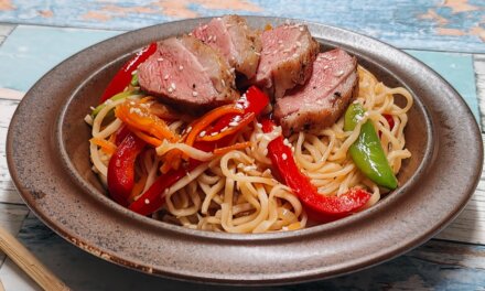 Nudler med and og mangochutney