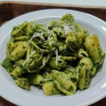 Pasta med spinatpesto og kylling