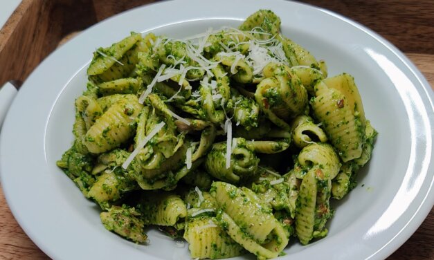 Pasta med spinatpesto og kylling