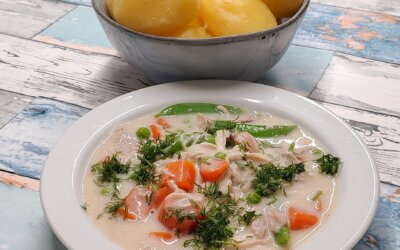 Kyllingefrikassé med slikærter og gulerødder – lækker dansk ret med mild sauce