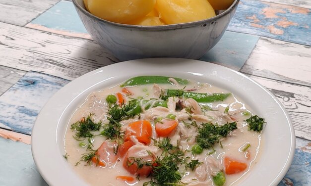 Kyllingefrikassé med slikærter og gulerødder – lækker dansk ret med mild sauce