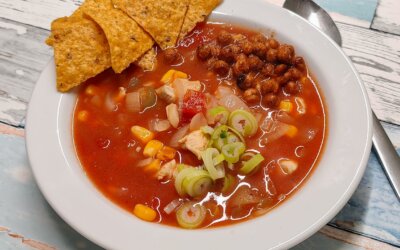 Mexicansk suppe med sprøde kikærter – smagfuld suppe med chili, lime og kylling