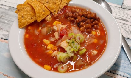 Mexicansk suppe med sprøde kikærter – smagfuld suppe med chili, lime og kylling