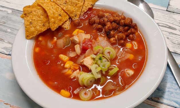 Mexicansk suppe med sprøde kikærter – smagfuld suppe med chili, lime og kylling